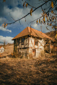 Stara i napustena Bosanska kuća
