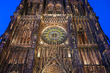 Strasbourg, Francuska: Katolička katedrala. Strasbourg, Francuska: Katolička katedrala Gospe od Strasbourga u centru grada noću. Detalj fasade.