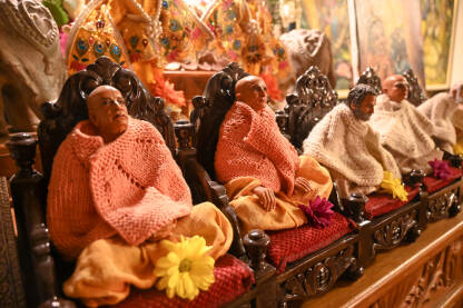 Oltar u hramu Hare Krišna, krupni plan. Božanstva. Kućni oltar za obožavanje božanstava.