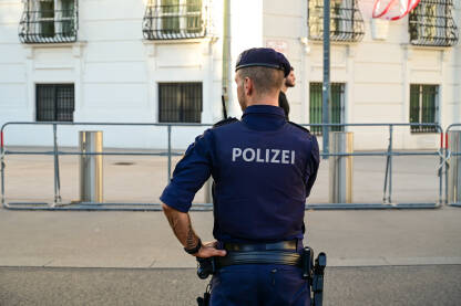 Policajac na ulici. Pripadnik austrijske policije u patroli. Policija Austrije.