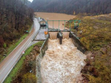 Riječna poplava, snimak dronom. Poplavljena hidroelektrana. Poplave i klizišta tokom jake kiše u jesen.  MHE.