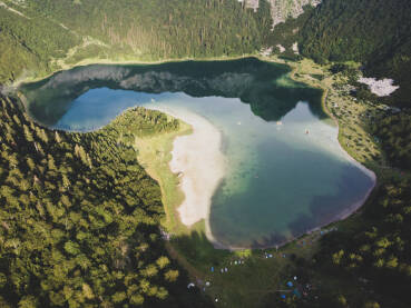 Trnovačko jezero, planina Maglić, Crna Gora. Jezero u obliku srca, snimak dronom.