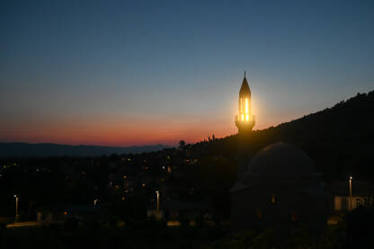 Silueta minareta i džamije na zalasku sunca. Simbol Islama. Svjetla na munari u svetom mjesecu Ramazanu.