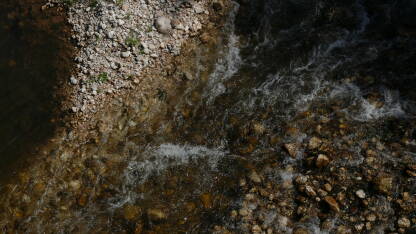 Voda i kamenje ispod Kozje ćuprije.