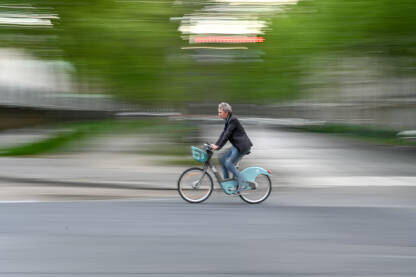 Čovjek se brzo kreće na biciklu na ulici. Vožnja biciklom po gradu.
