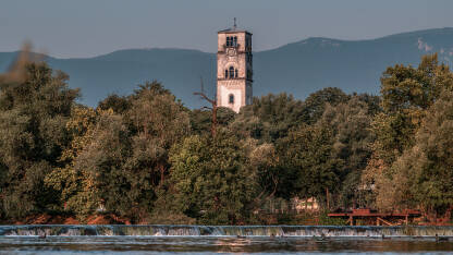 Grad Bihać na rijeci Uni sa crkvom svetog Antuna Padovanskog