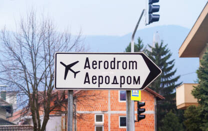 Znak u smjeru Međunarodni aerodrom Sarajevo.