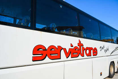 Logo kompanije Servistrans iz Donjeg Vakufa na autobusu. Usluga međunarodnog autobuskog prevoza. Servistrans.