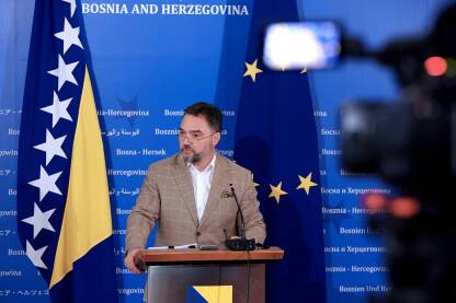 Staša Košarac, političar Staša Košarac na press konferenciji, Košarac je ministar vanjske trgovine i ekonomskih odnosa u Vijeću ministara Staša Košarac iz SNSD.