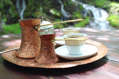 Tradicionalna bosanska kafa u prirodi. Turska kafa u bakrenom posuđu