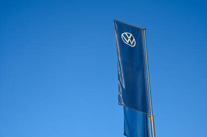 Zastava sa logotipom kompanije Volkswagen. Simbol Volkswagen industrije.