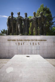 U parku Jovana Dučića smješten je spomenik podignut u čast palih boraca iz trebinjskog kraja u II svjetskom ratu
Ovaj spomenik  završen je 1953. godine. Njegov autor je Nandor Glid.