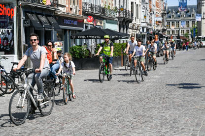 Mechelen, Belgija: Grupa biciklista vozi bicikle u gradu. Biciklizam.