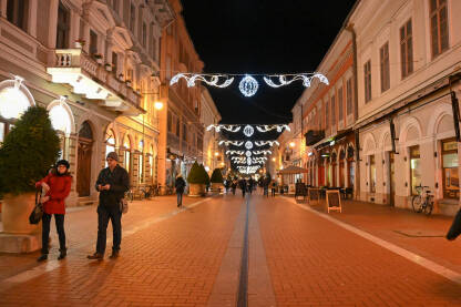 Szeged, Mađarska, ulica u centru grada noću.