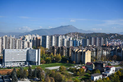 Sarajevo, Bosna i Hercegovina, panorama. Visoke zgrade u gradu.