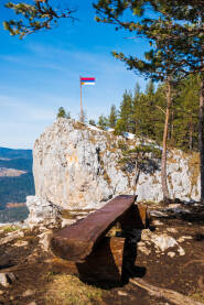 Zastava Republike Srpske na vrhu Crvene stijene, na Romaniji, gdje se završava via ferrata Sokolov put.