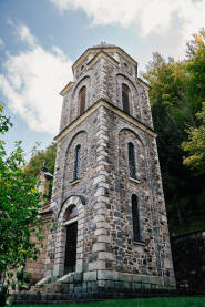 Zvonik manastia Liplje. Koji se nalazi na 25-om kilometru zapadno od Teslića, u podnožju planine Borja. Srednjevjekovni manastir datira iz 13. vijeka.
