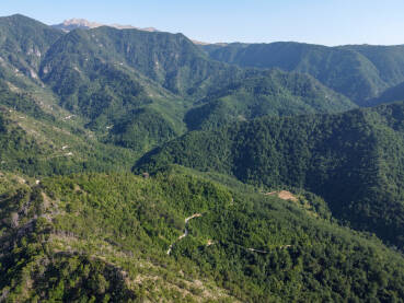 Snimak dronom visokih planina prekrivenih šumom. Planinski masiv. Planinski lanac iz zračne perspektive. Kanjon rijeke Neretve, Bosna i Hercegovina.
