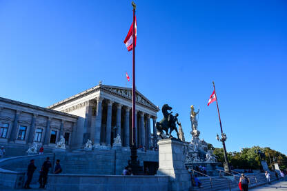 Beč, Austrija: Zgrada austrijskog parlamenta u Beču. Zastave Austrije ispred parlamenta.