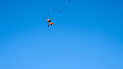 Bungee jumping. Mladić skače bungee jumping. Skok s  užetom. Čovjek se zabavlja Ekstremni sport.