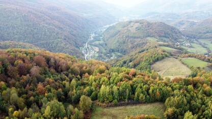 Panorama predjela prekrivenih šumom