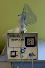 Ihnalator, aparat za inhalaciju Inhalator u bolnici. Inhalacije plućnih bolesnika.