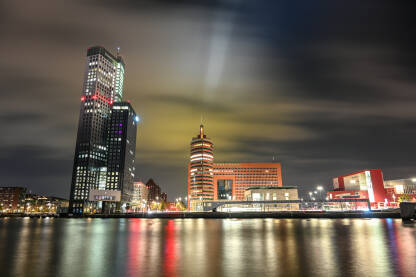 Rotterdam, Nizozemska. Panoramski noćni snimci. 
Neboderi i svjetla na zgradama u gradu. Roterdam je po broju stanovnika drugi najveći grad u Holandiji i najveća je Evropska luka.