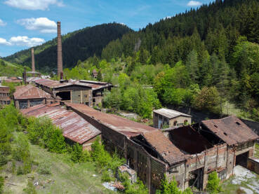 Napušteni industrijski kompleks, snimak dronom. Ruševine napuštene fabrike. Propala industrijska hala.  Nekadašnja željezara u Varešu.