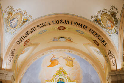 Natpis u crkvi "Ovdje je kuća Božja i vrata nebeska"