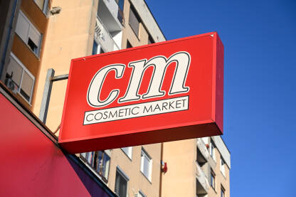 CM logo iznad trgovine.  Cosmetic market.