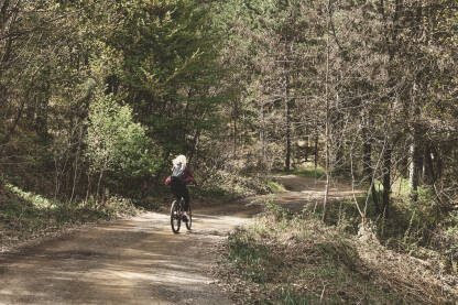Spuštanje biciklom šumskim putem. Biciklistička staza.