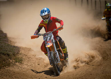 Vozač cross motora tokom trke. Motocross trka. Takmičenje u vožnji cross motora.