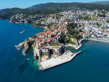Ulcinj, Crna Gora, snimak dronom. Ulcinj, Crna Gora, snimak dronom. Stari grad i tvrđava uz more. Popularna turistička destinacija. Zgrade uz obalu. Stari utvrđeni kameni zidovi.