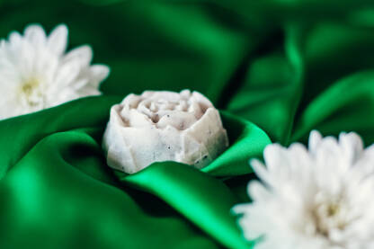 Prirodni sapuni na zelenoj svili. Sapun u obliku ruže. Mirisni sapun kao poklon.