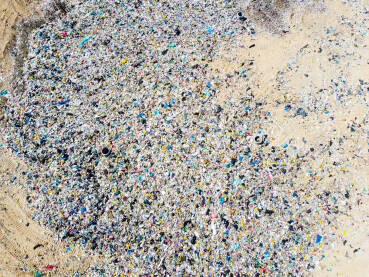 Deponija smeća na otovrenom, snimak dronom. Zagađenje životne sredine. Plastične kese, ambalaža i boce. Tone smeća.
