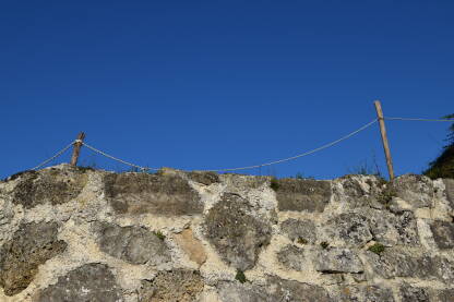 Jedan od unutrašnjih bedema srednjovjekovne tvrđave u Jajcu sa improvizovanom ogradom od kolaca i kanapa.