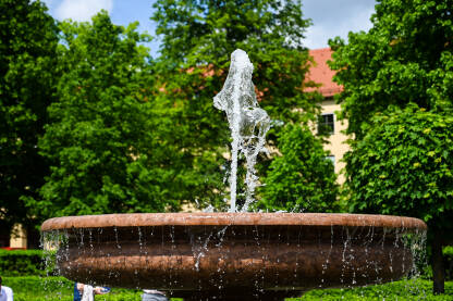 Fontana sa vodom u parku.  Osvježenje tokom toplih ljetnih dana.