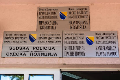 Tabla na ulazu u zgradu u kojoj se nalaze Sudska policija, Kancelarija za pravnu pomoć i Pravosudna komisija Brčko distrikta BiH.