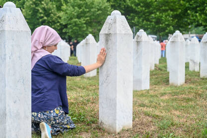 Žena se moli u Memorijalnom centru Potočari, Srebrenica.