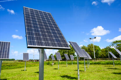 Solarni paneli. Proizvodnja čiste obnovljive energije od sunca. Fotonaponske solarne ćelije. Proizvodnja električne energije.