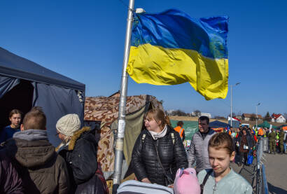 Zastava Ukrajine na granici sa Poljskom. Žene i djeca iz Ukrajine stižu u Poljsku.