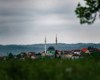 Džamija sa dvije munare u naselju Vražići, općina Čelić
