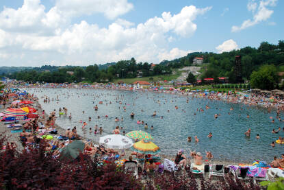 Tuzla, Bosna i Hercegovina: Kompleks Panonskih jezera. Prenatrpani otvoreni bazeni na vrhuncu turističke sezone. Mnogo plivača u vodi. Turistička destinacija. Panonska jezera.