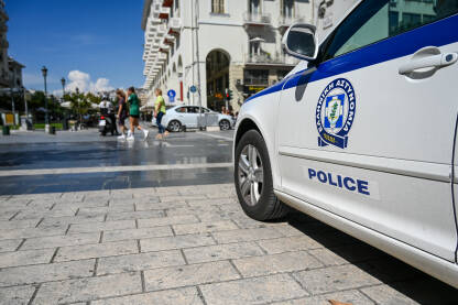 Helenska policija. Policijski patrolni automobil u Grčkoj. Simbol grčke policije na automobilu