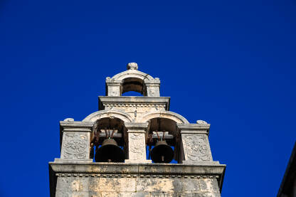 Zvonik stare crkve. Zvona na crkvi.