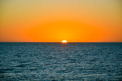 Zalazak sunca nad okeanom