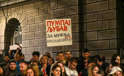 Doček studenata u Beogradu, studentski protesti Studenti i građani traže pravdu za poginule tokom pada nadstrešnice u Novom Sadu. Veče pred studentski protest, 14. mart 2025. godine. Transparent Pumpaj ljubav da mržnja eksplodira.