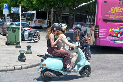 Dvije djevojke na motociklu u gradu. Vožnja na motoru.