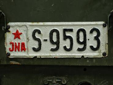 Registarska tablica starog vojnog vozila iz bivše Jugoslavenske narodne armije.