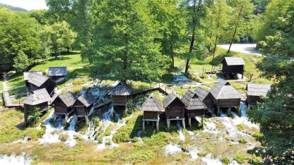 Mlinčići su jedna od znamenitosti kraljevskog grada Jajca je kompleks od 20 malih vodenica na rijeci Plivi.